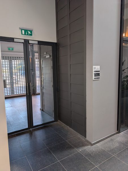 De lift is zichtbaar; links van de lift zit de deur die je moet nemen.