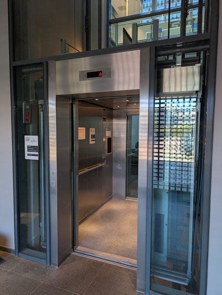 De ingang van de lift; stap in.