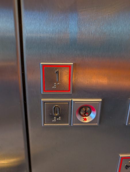 Bedieningspaneel in de lift; druk op de eerste verdieping.