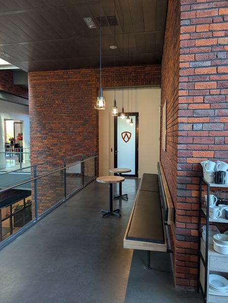 Deur naar het kantoor; ga linksaf uit de lift en loop rechtdoor.